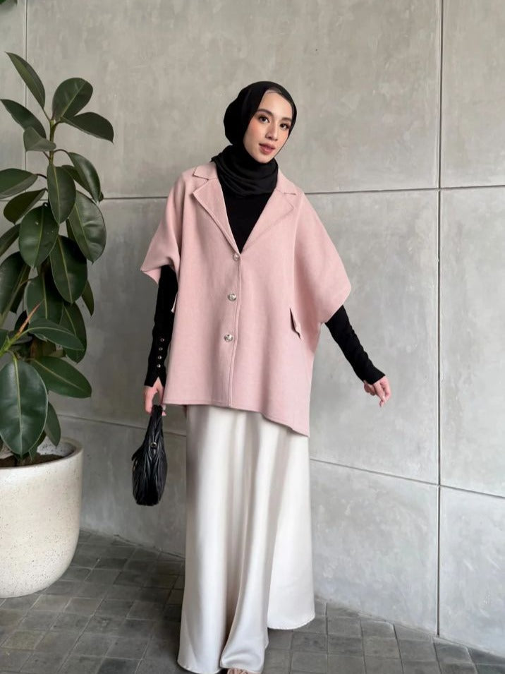 Tips Layering Outfit di Musim Hujan, Nyaman Sekaligus Anggun