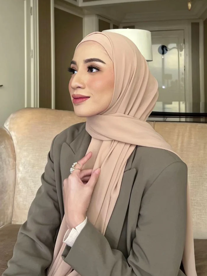 7 Hijab Warna Earth Tone Ini Bikin Outfit Makin Elegan