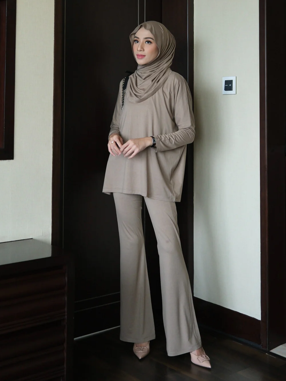 Outfit Ngabuburit Simpel yang Nyaman tapi Tetap Enak Dilihat