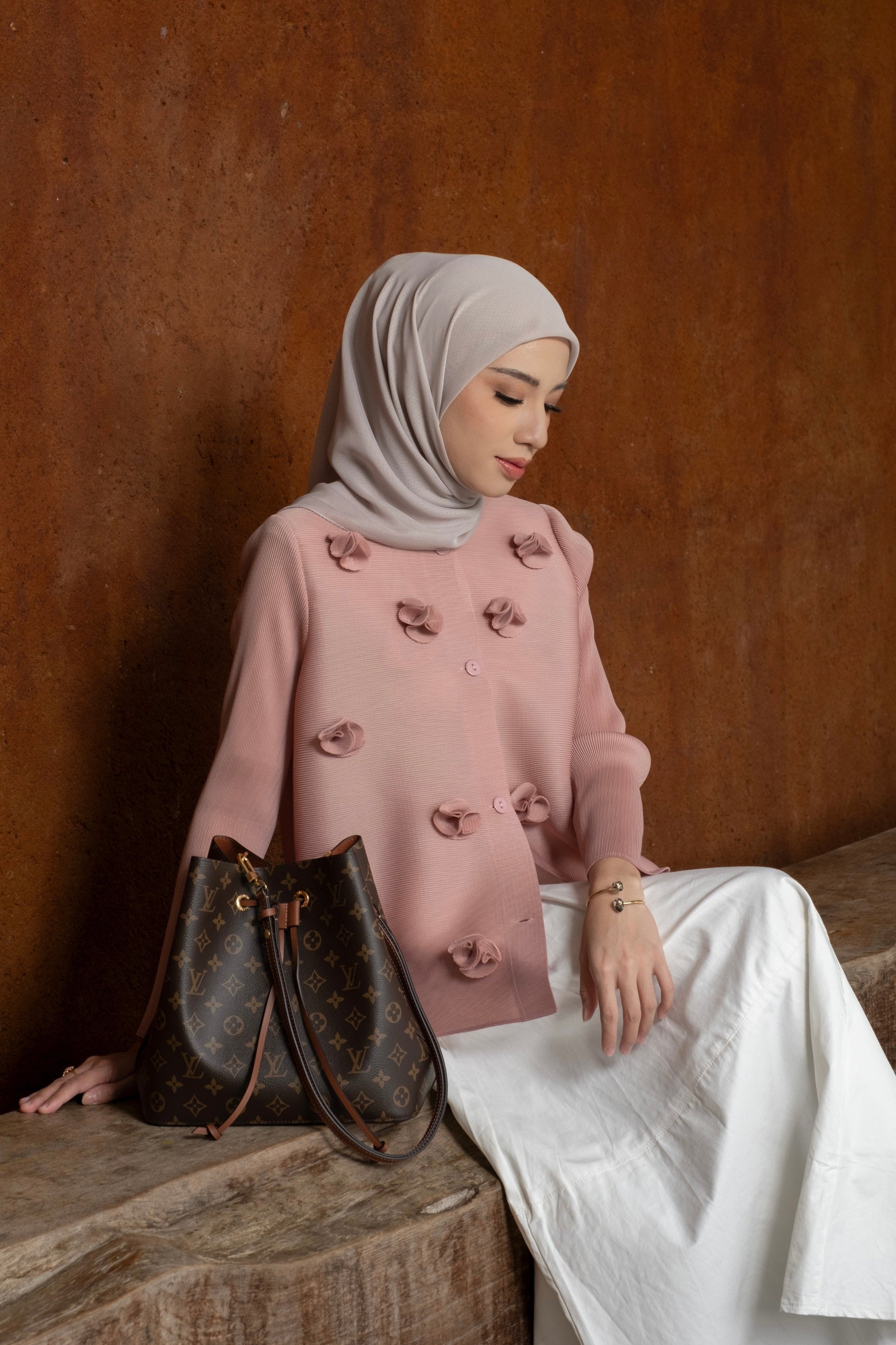 Blossom Pleats Blouse - Atasan Wanita Rajut Bahan Pleats Aksen Bunga