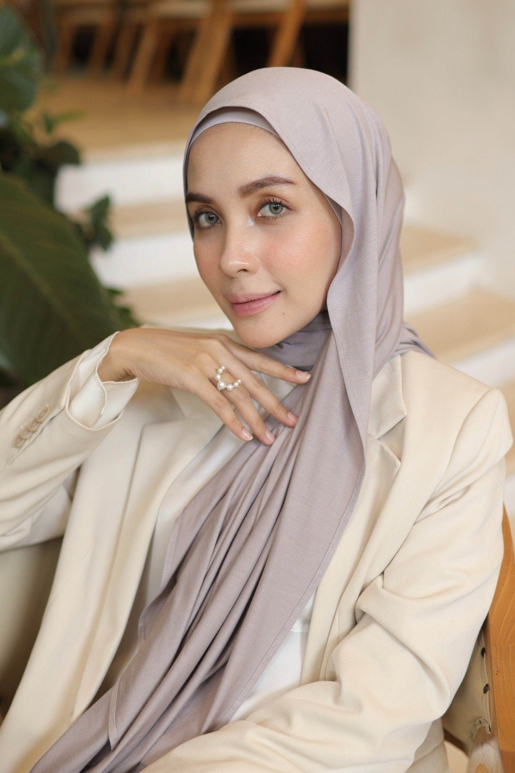 Meeda Shawl - Khaki - Hijab Kolaborasi Gonegani x Hamidah Rachmayanti