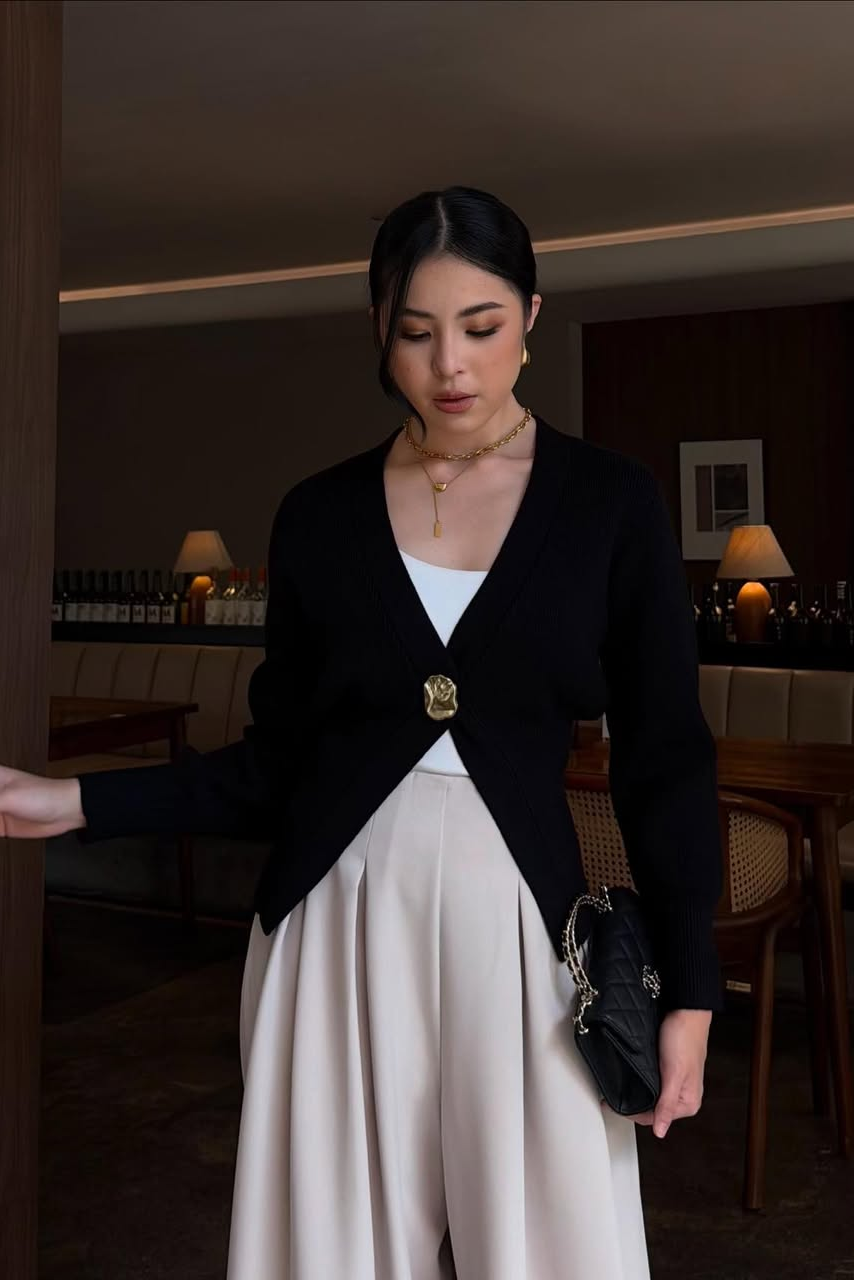 Mose Cardy - Cardigan Wanita Dengan Aksen Kancing Cantik