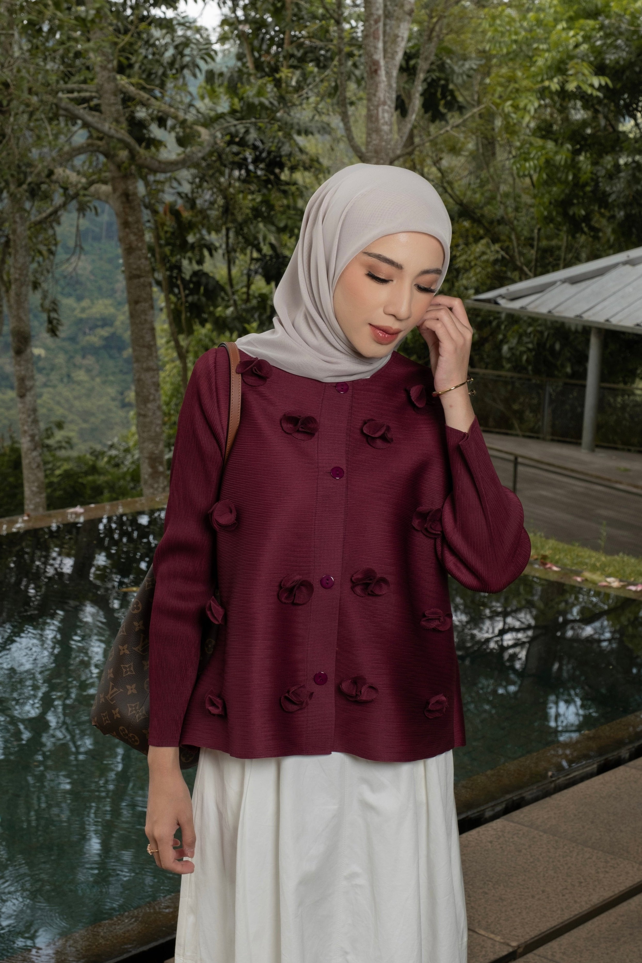 Blossom Pleats Blouse - Atasan Wanita Rajut Bahan Pleats Aksen Bunga