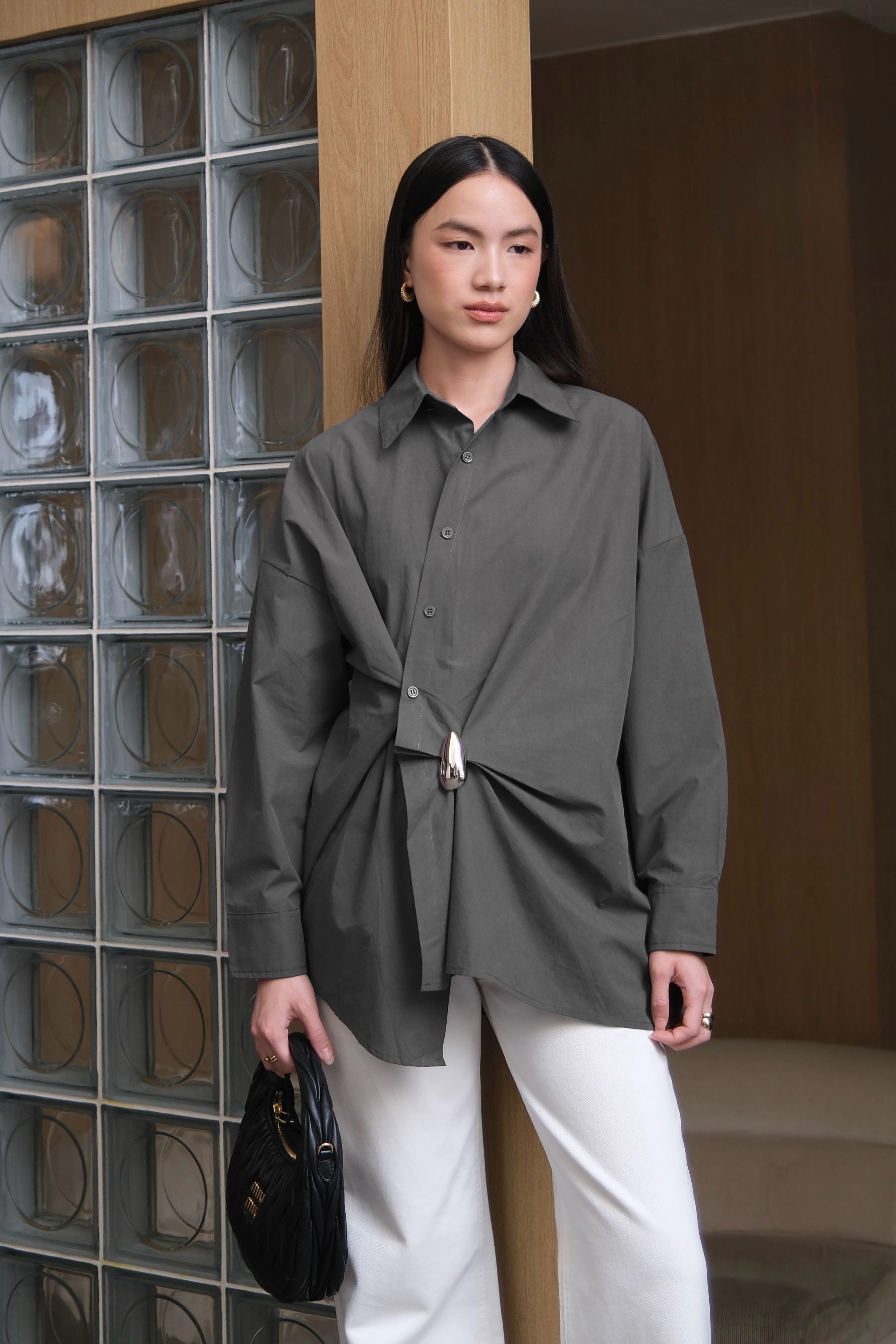 Sculpt Shirt - Kemeja Wanita Asimetris Aksen Hardware Gaya High Fashion