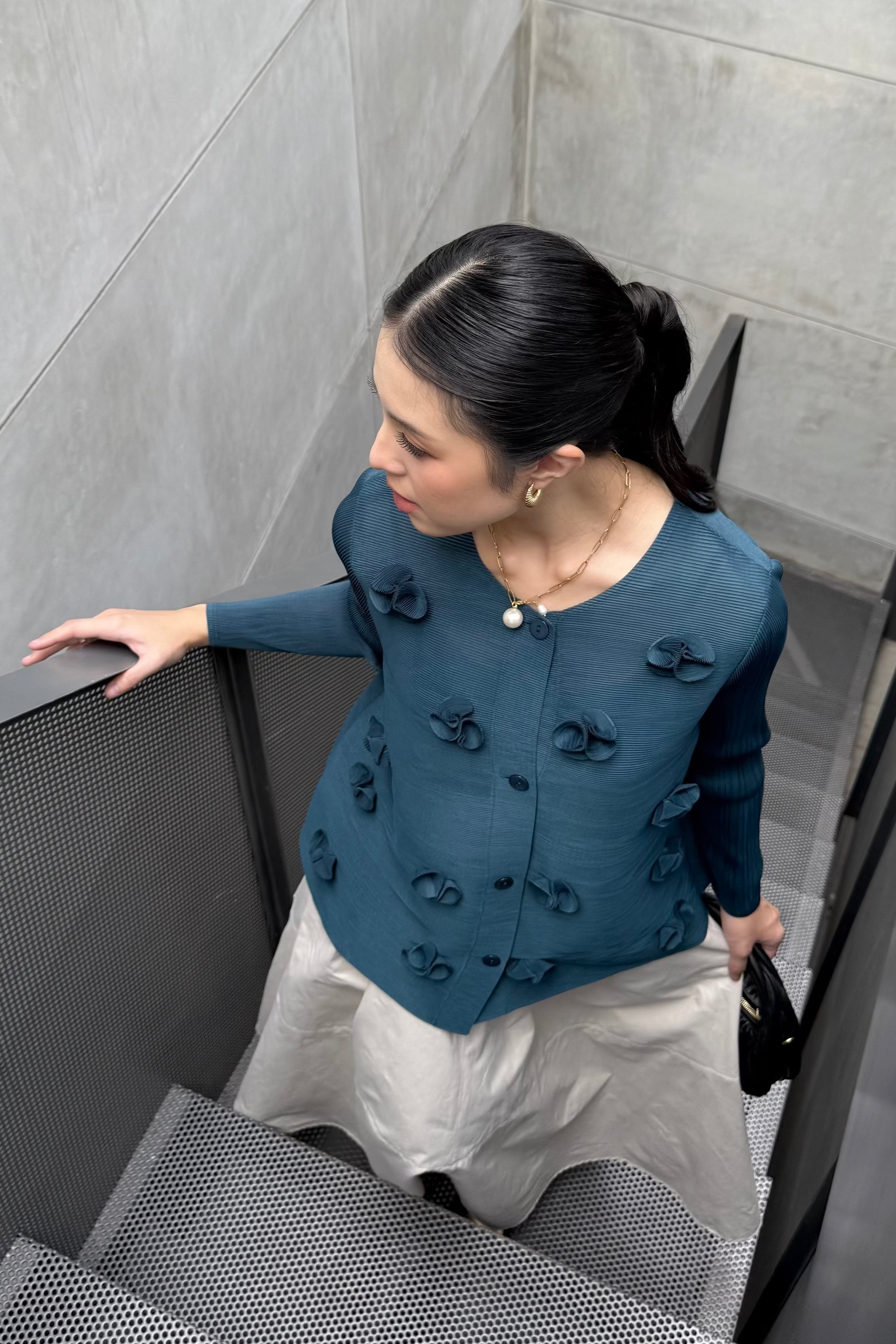 Blossom Pleats Blouse - Atasan Wanita Rajut Bahan Pleats Aksen Bunga