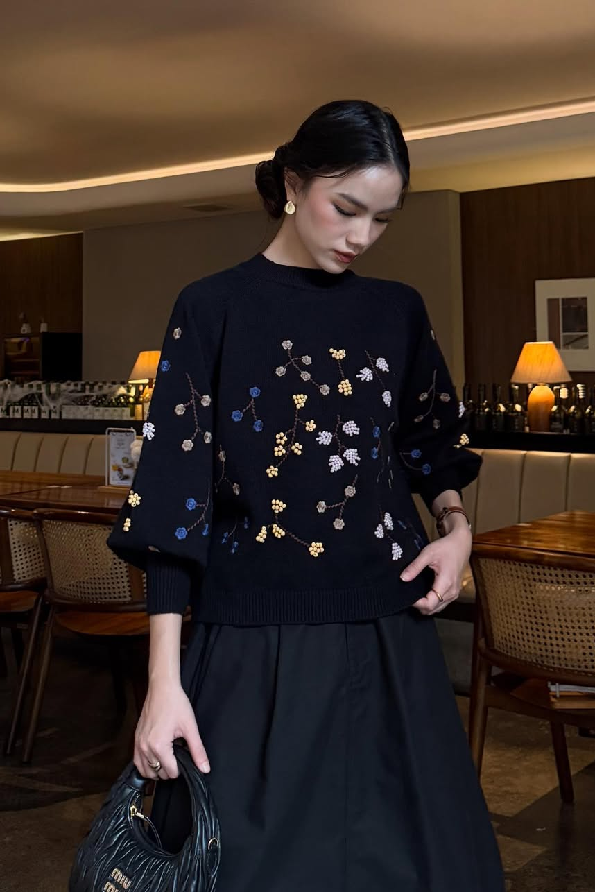 Wuji Signature Sweater - Sweater Signature Wanita Timeless Bermotif