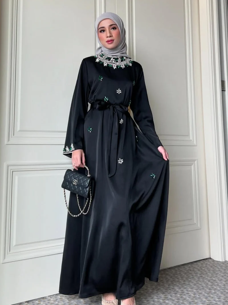 Ide Outfit Dinner Romantis dengan Dress Elegan