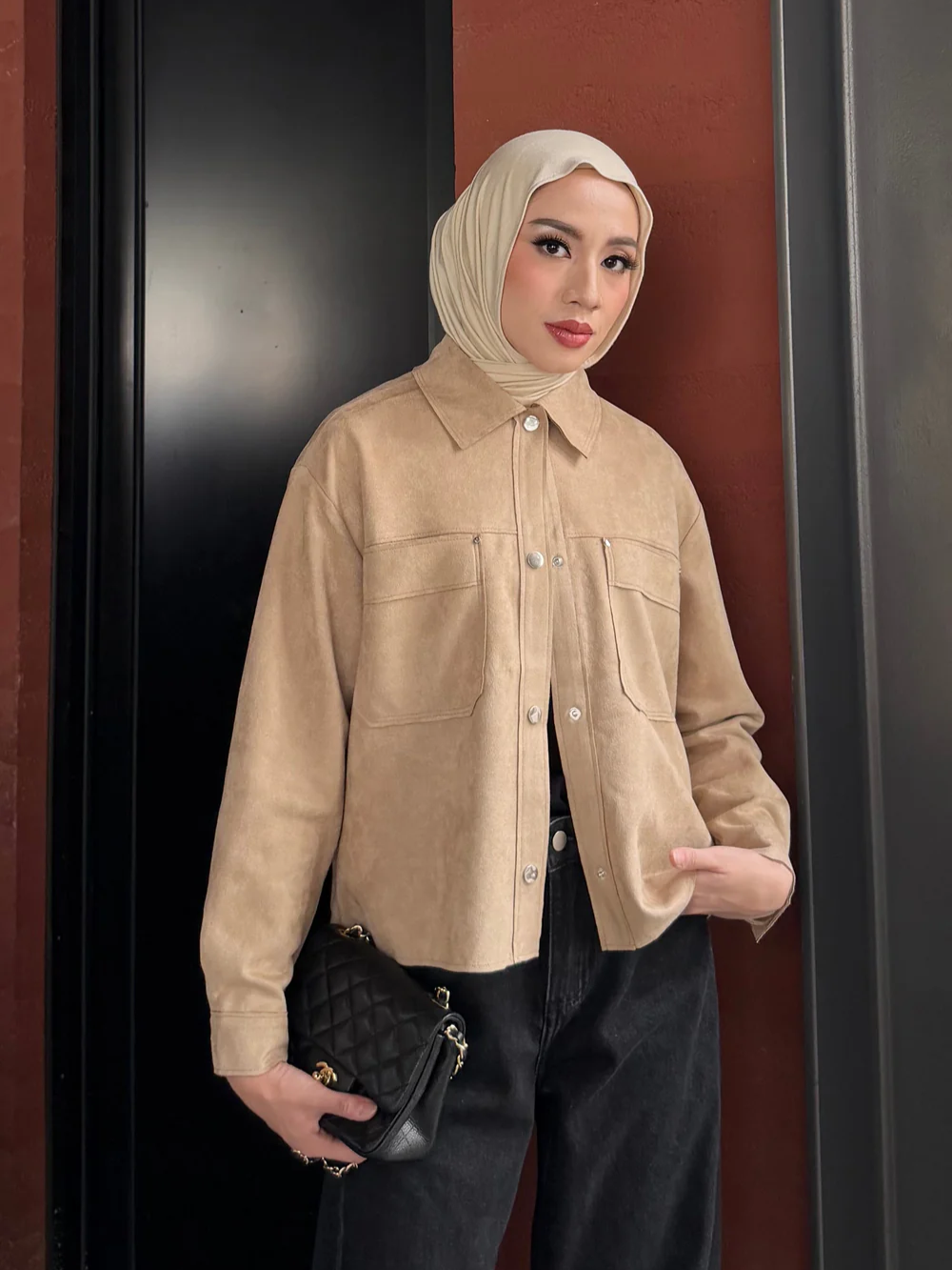 Loro Suede Jacket Wanita: Kunci Gaya Clean dan Timeless Sehari-hari