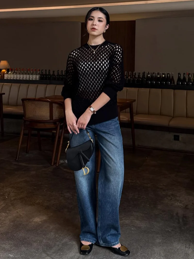 Cara Layering Sweater Mesh Biar Tetap Sopan dan Stylish