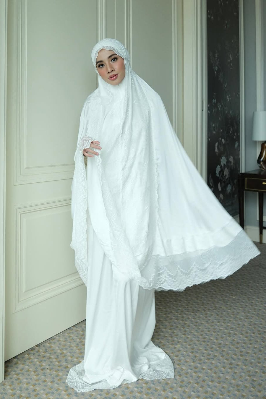 Zahra Mukena - Broken White - Mukena Renda Bahan Armany Silk