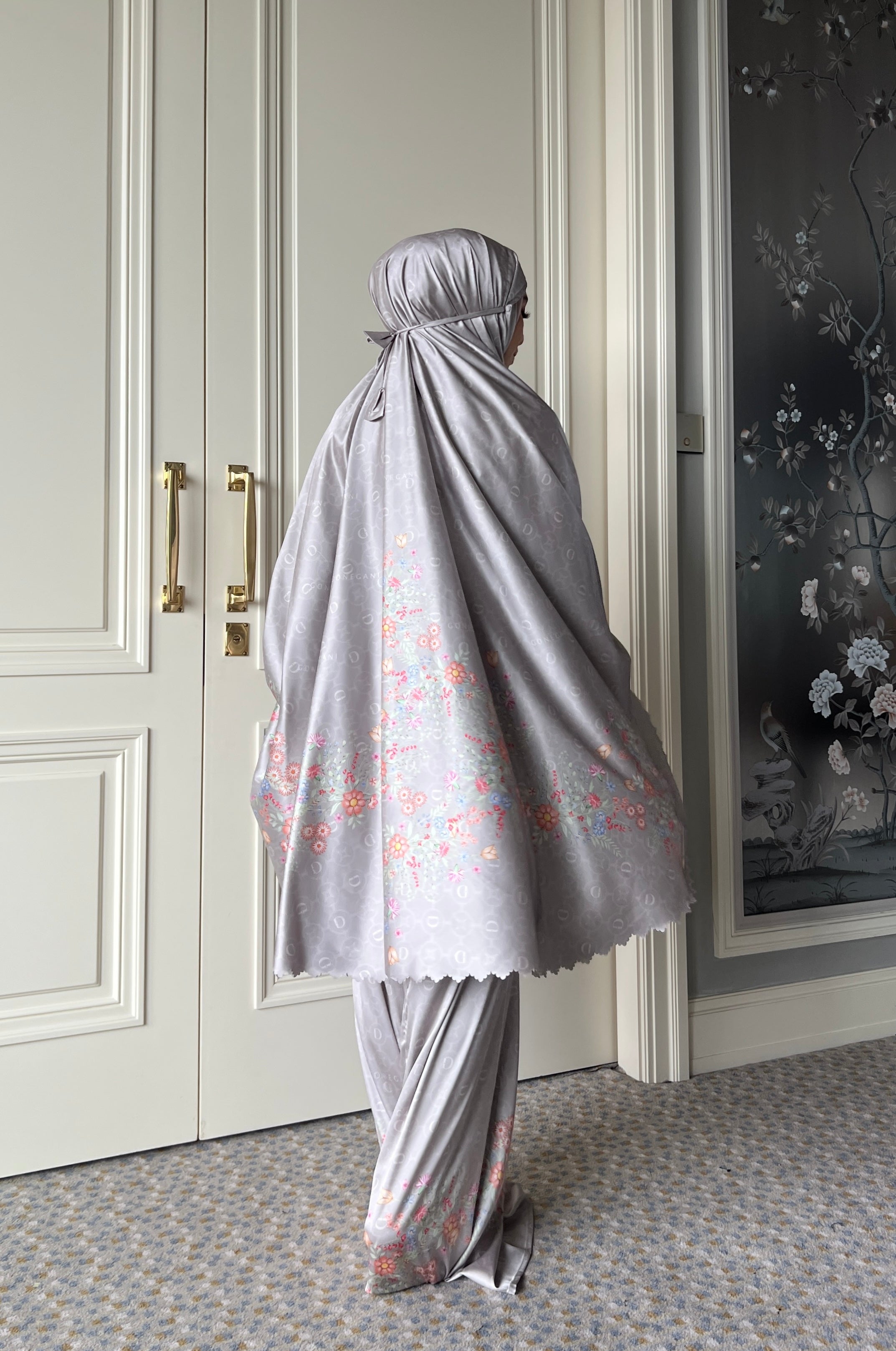 Almira Mukena - Ash Grey - Mukena Motif Bunga Bahan Armany Silk - PS3901550