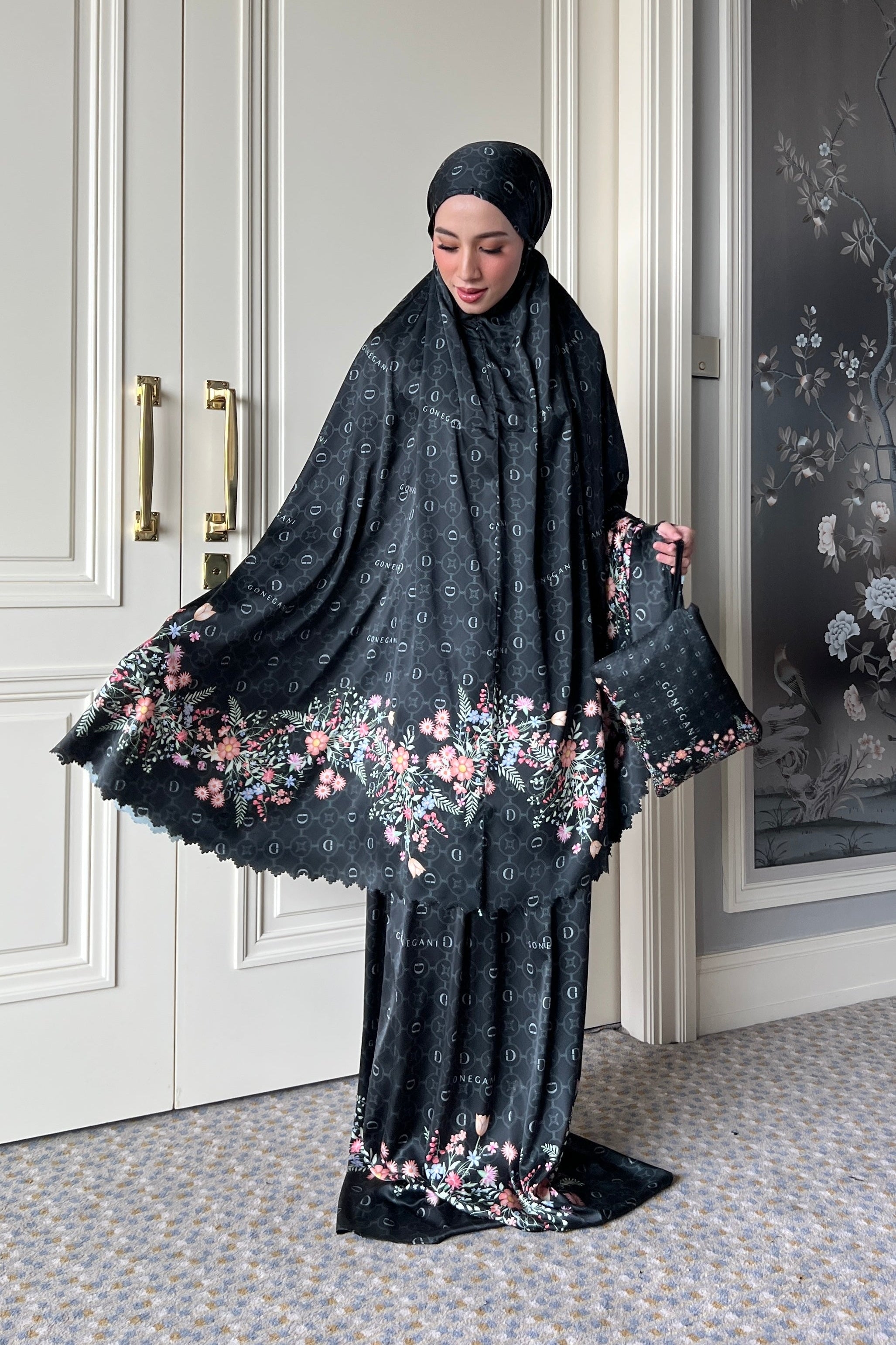 Almira Mukena - Black - Mukena Motif Bunga Bahan Armany Silk - PS3900060