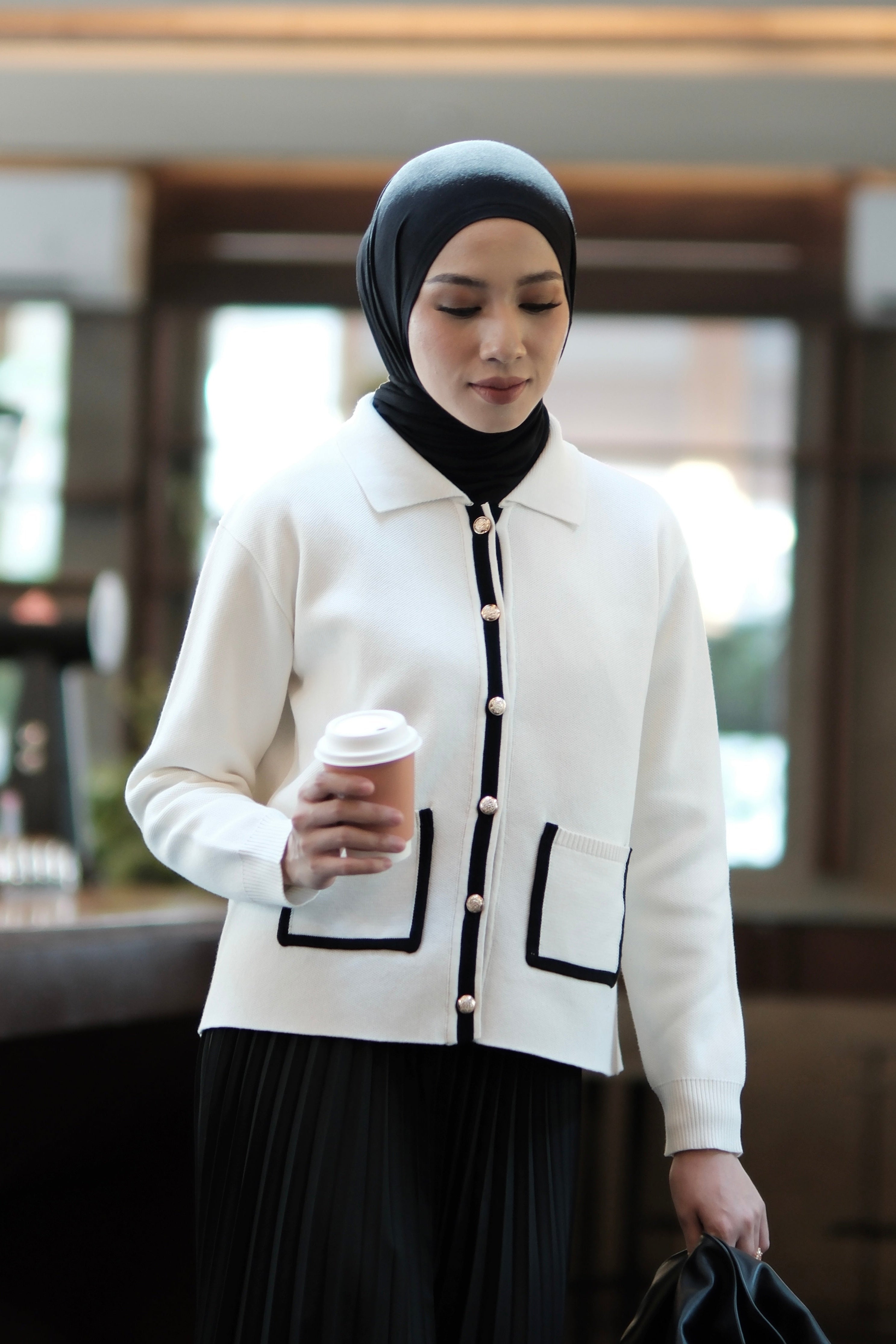 Emma Cardy - Broken White - Cardigan Berkancing Wanita Bahan Knit Aksen Garis