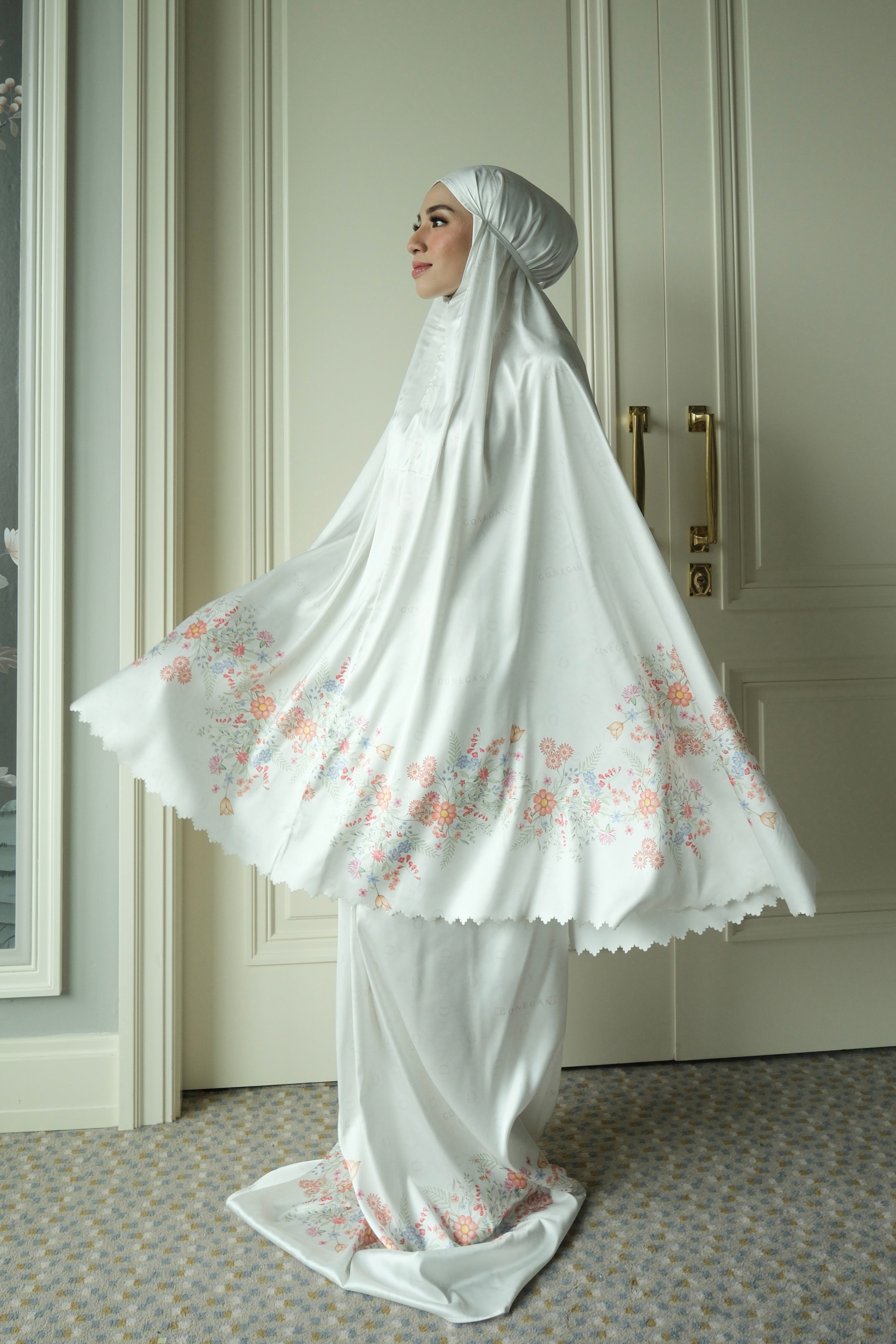 Almira Mukena - Broken White - Mukena Motif Bunga Bahan Armany Silk - PS3900070