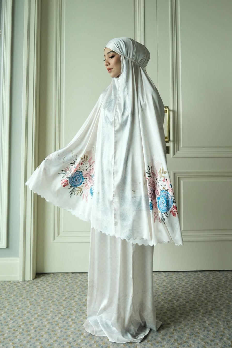 Bloomy Mukena - Broken White - Mukena Bahan Armany Silk Motif Bunga