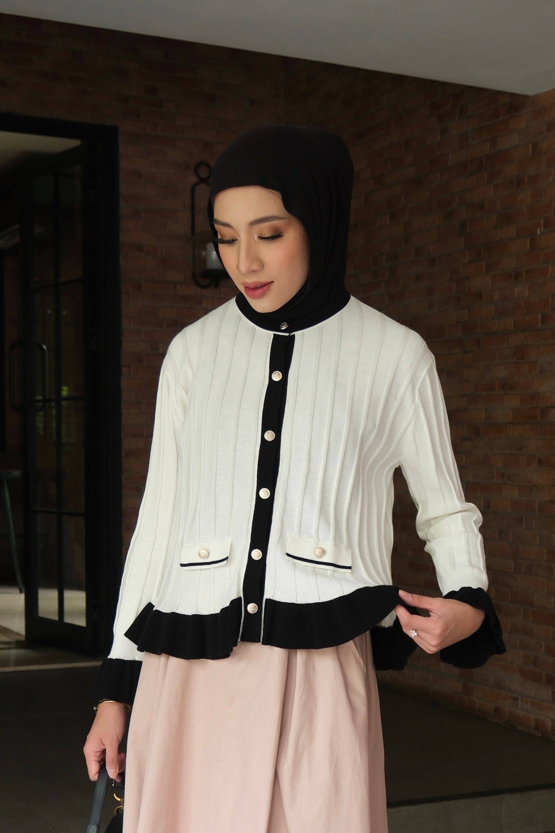 Beeli Cardy - Broken White -  Cardigan Berkancing Wanita Bahan Knit Detail Pretty Lane