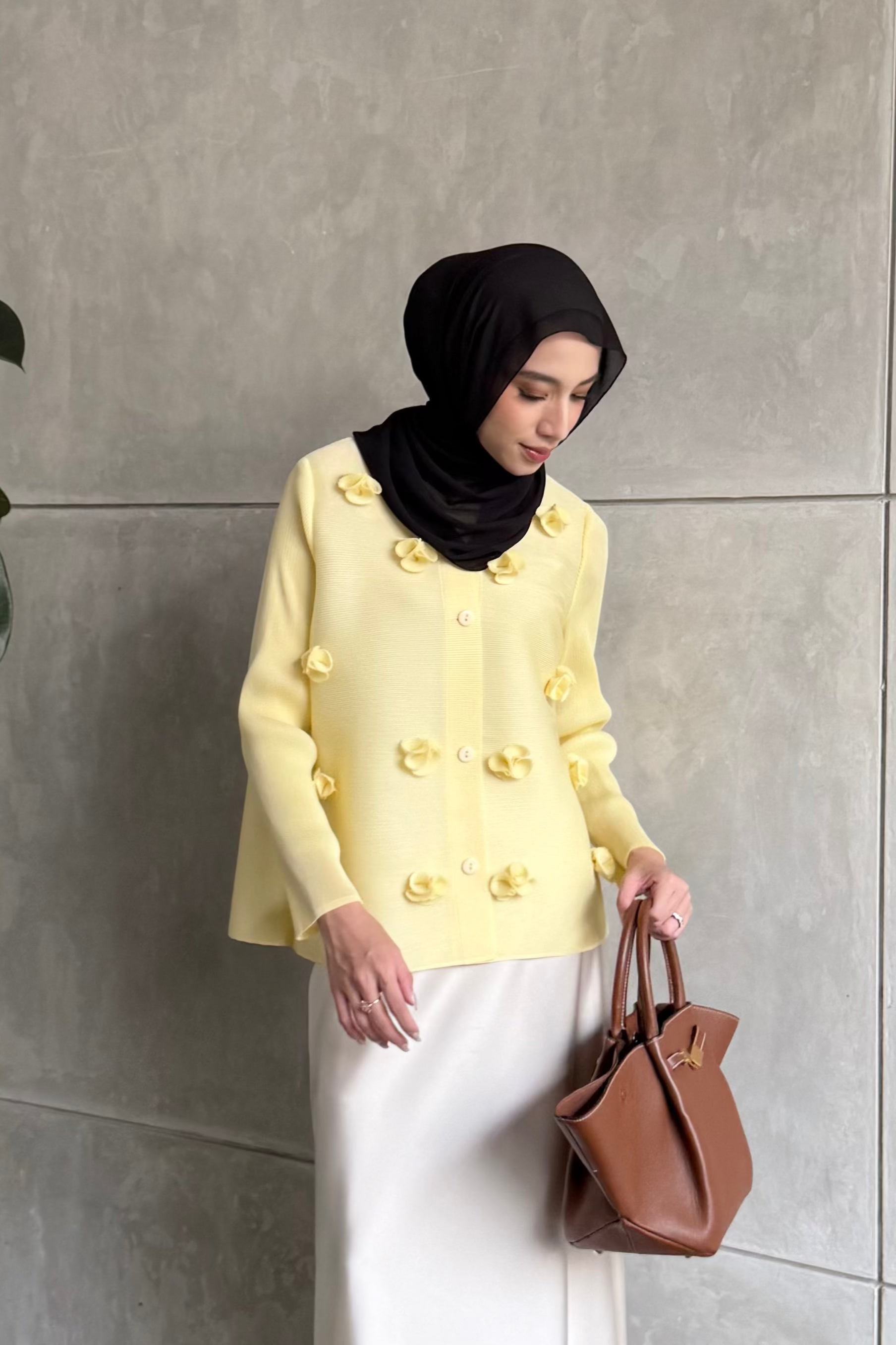 Blossom Pleats Blouse - Atasan Wanita Rajut Bahan Pleats Aksen Bunga