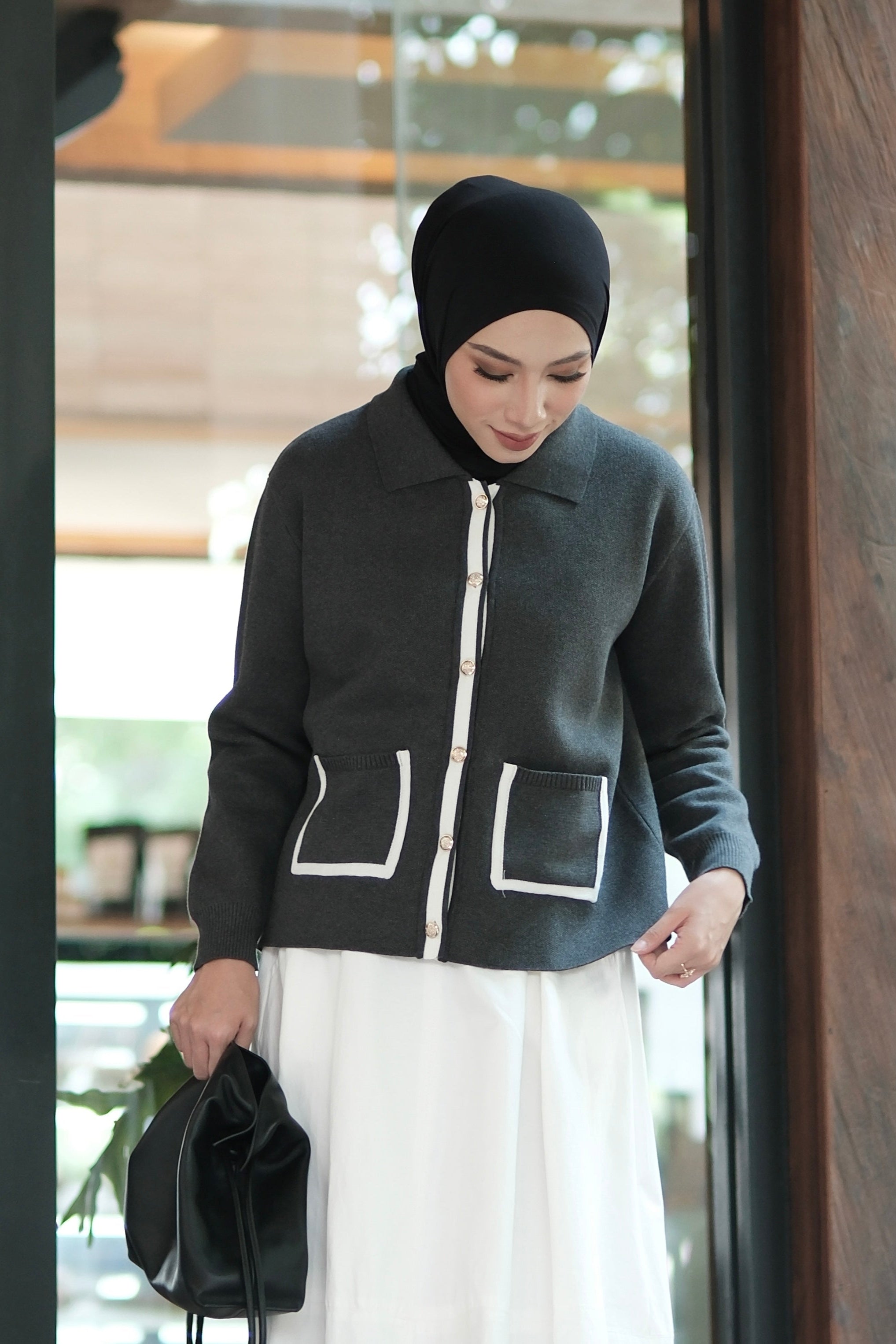 Emma Cardy - Cardigan Berkancing Wanita Bahan Knit Aksen Garis