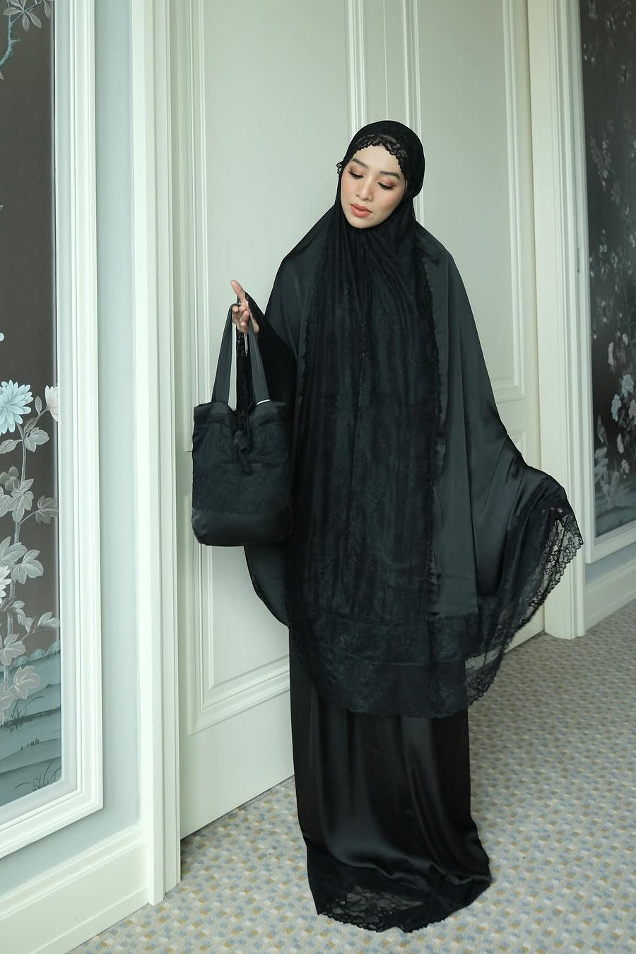 Zahra Mukena - Black - Mukena Renda Bahan Armany Silk