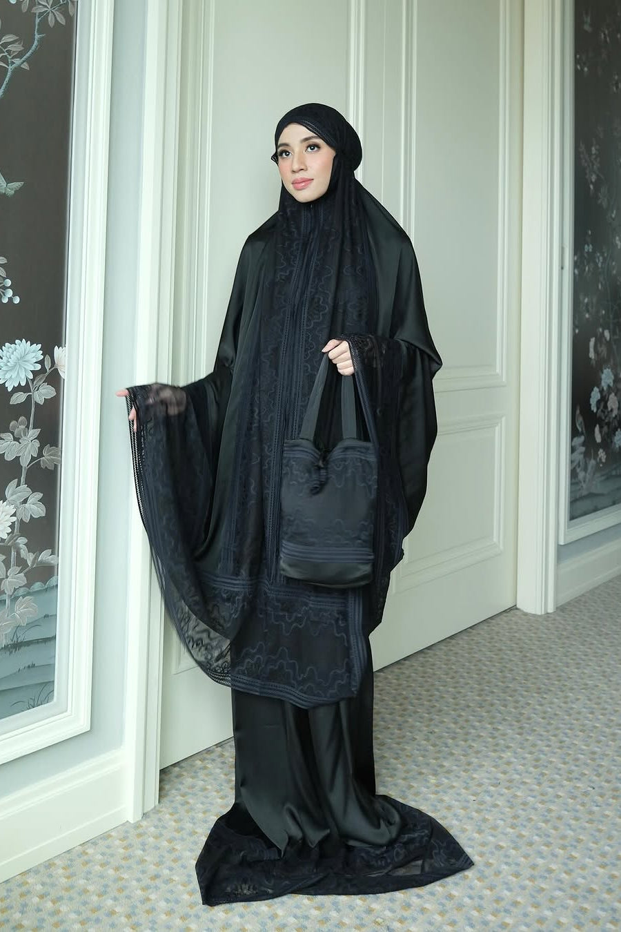 Zahra Mukena - Black - Mukena Renda Bahan Armany Silk