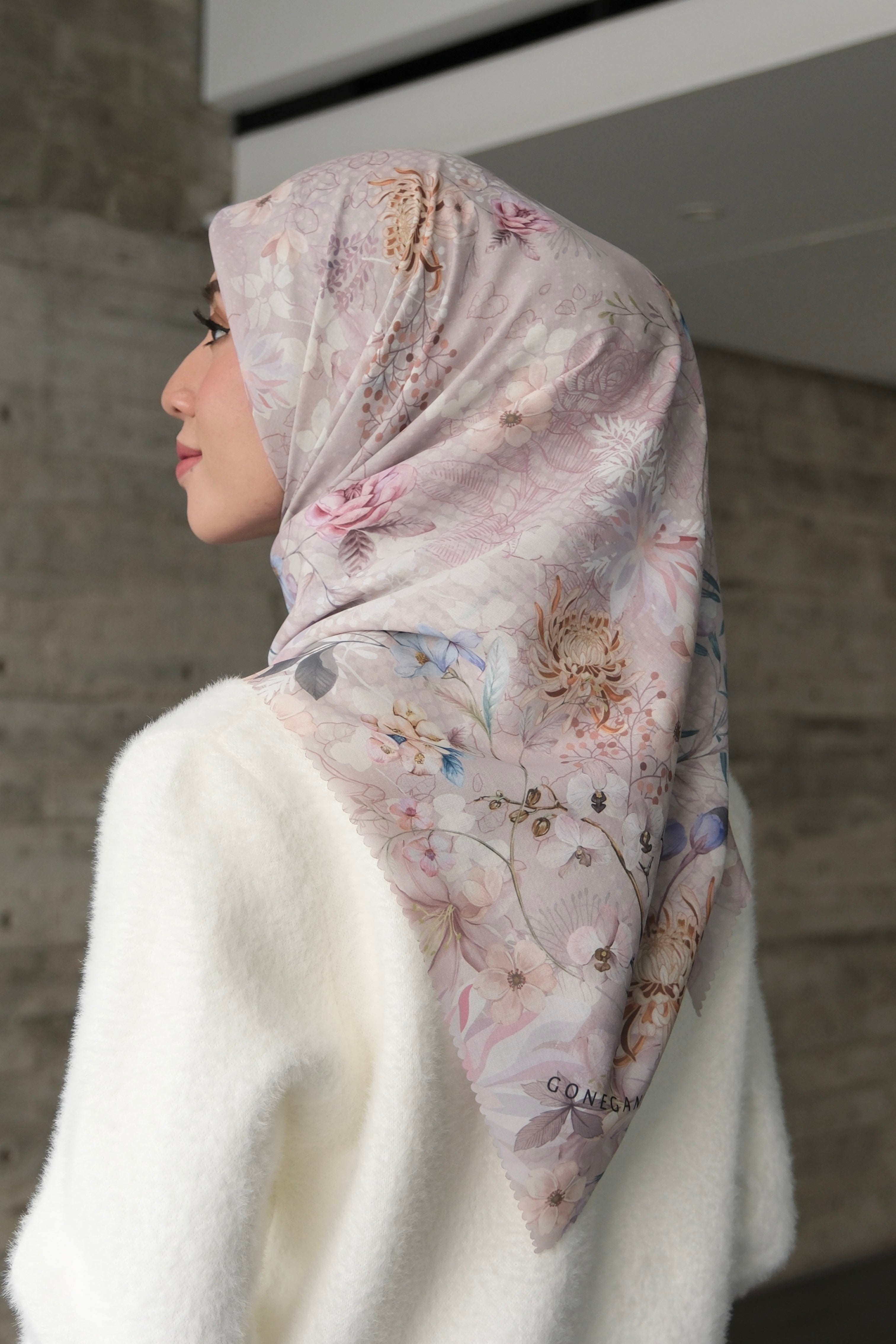 Daniah Scarf - Ivory - Hijab Segi Empat Motif Bunga