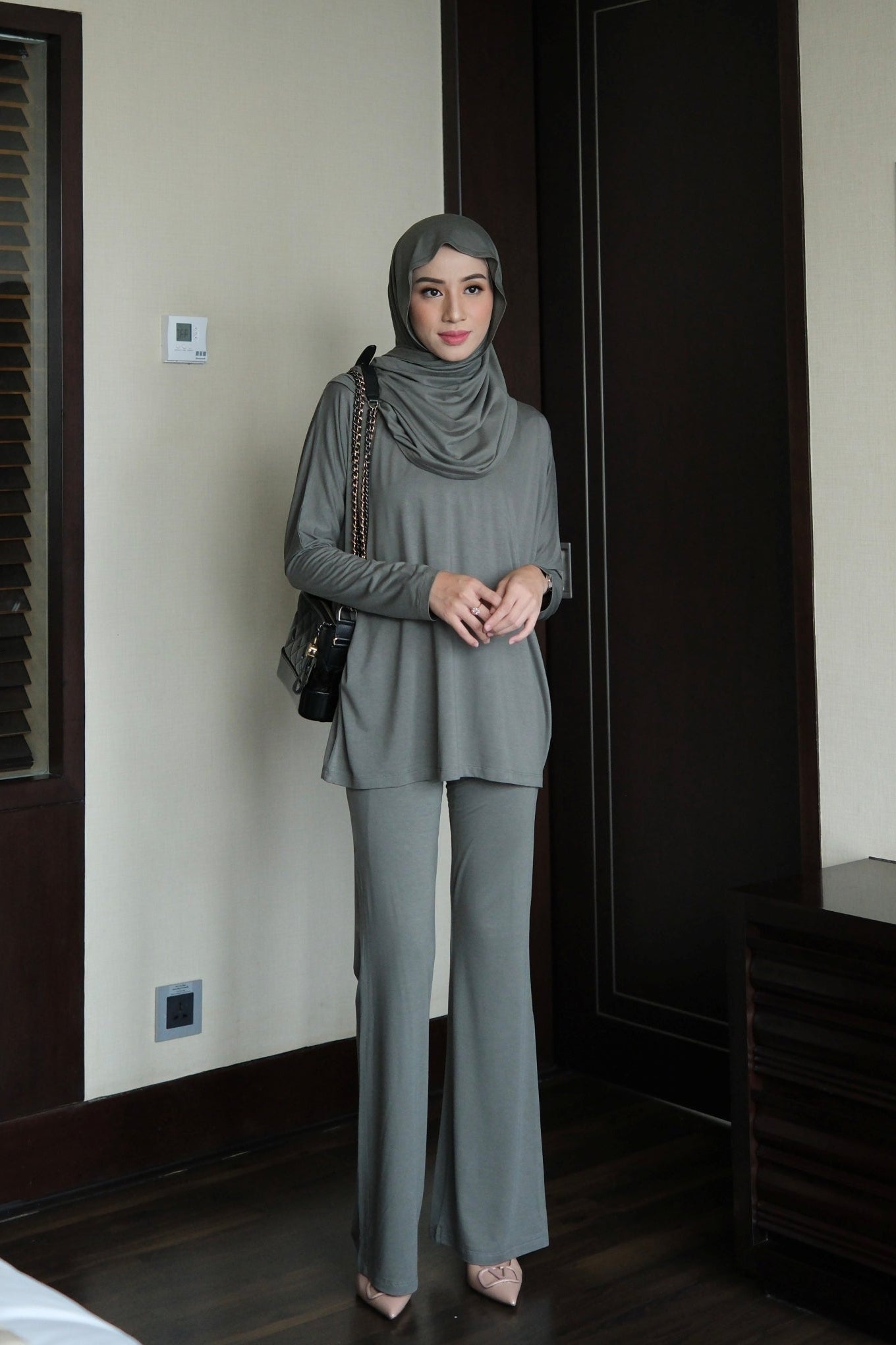 Mega Set - One Set Wanita Hijab Blouse Celana Bahan Rayon Spandek