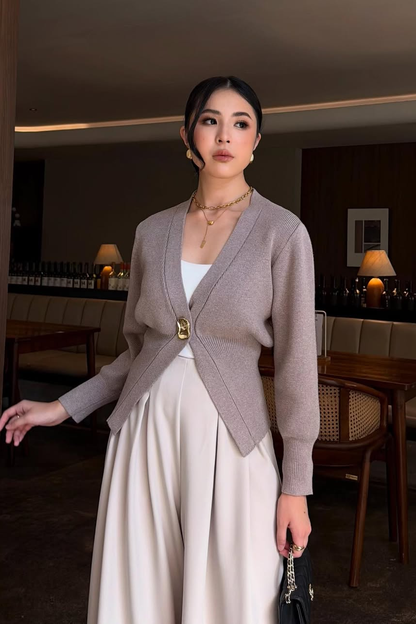 Mose Cardy - Cardigan Wanita Dengan Aksen Kancing Cantik