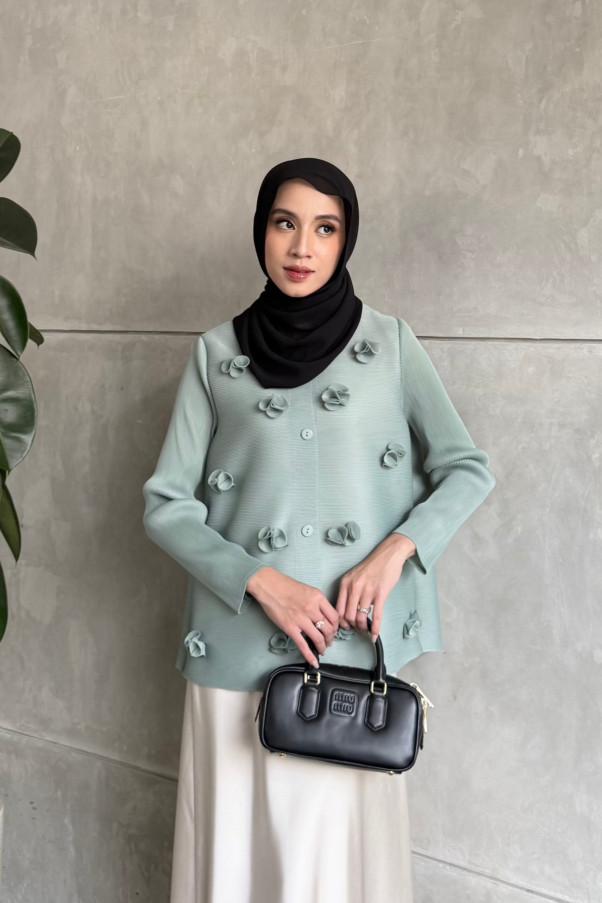 Blossom Pleats Blouse - Atasan Wanita Rajut Bahan Pleats Aksen Bunga