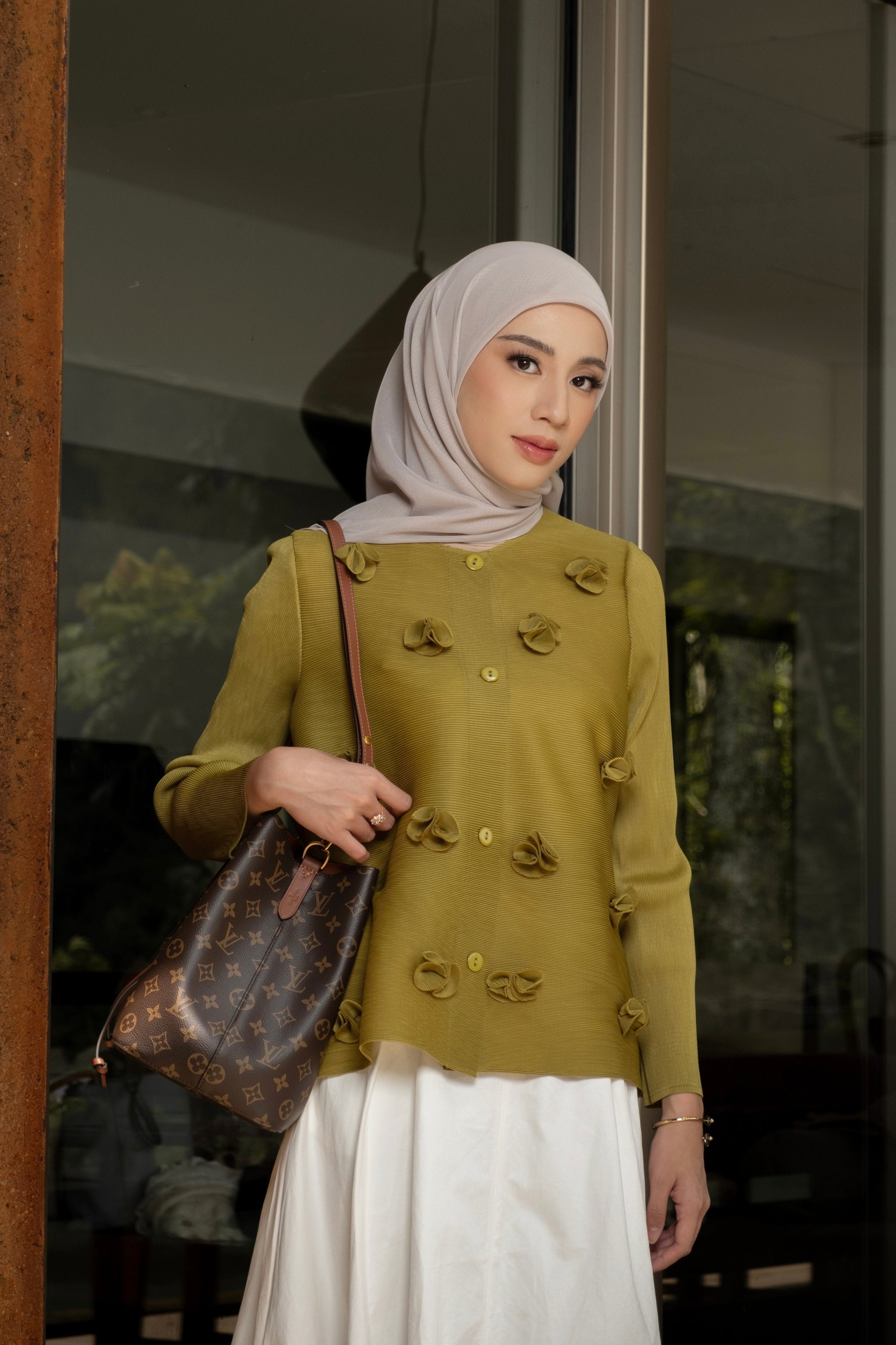 Blossom Pleats Blouse - Atasan Wanita Rajut Bahan Pleats Aksen Bunga