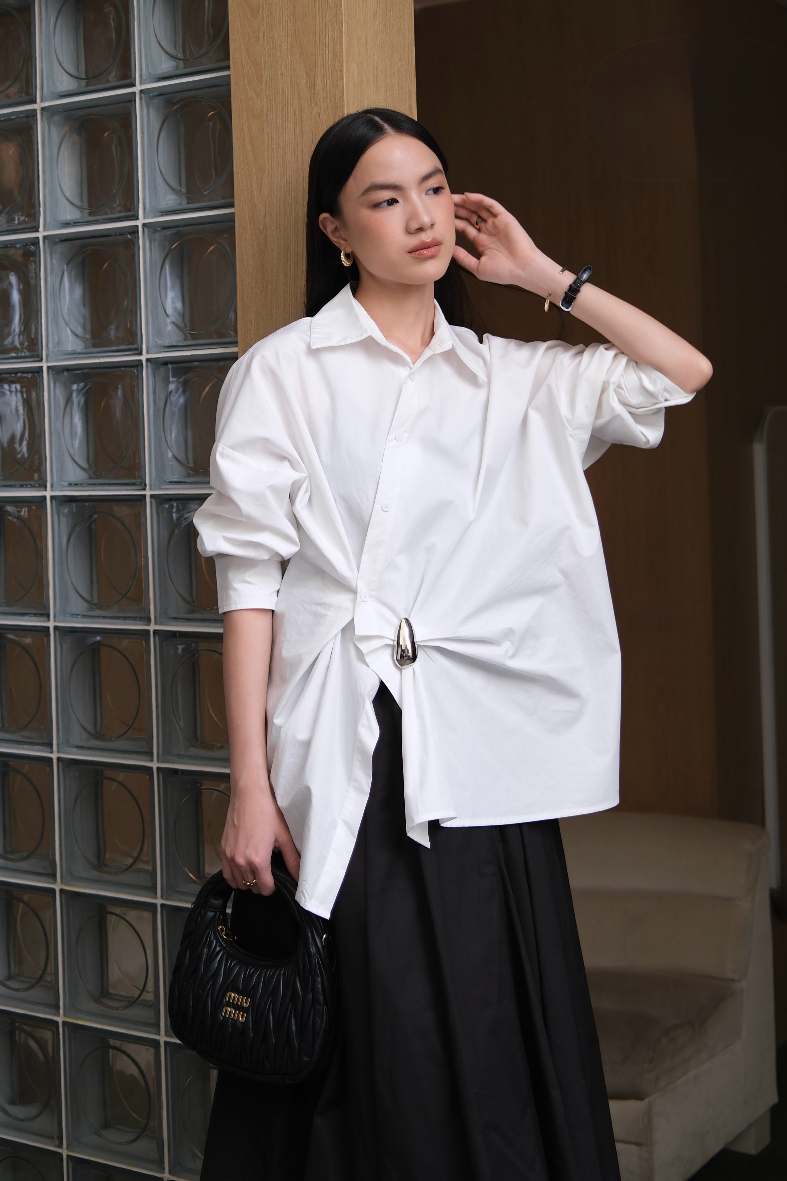 Sculpt Shirt - Kemeja Wanita Asimetris Aksen Hardware Gaya High Fashion