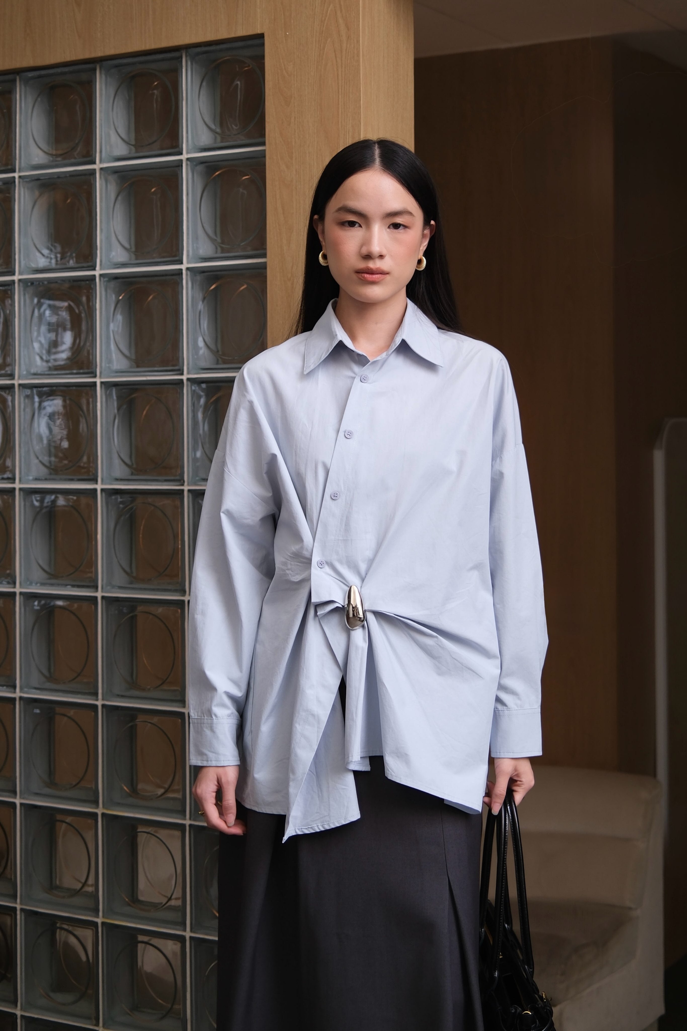Sculpt Shirt - Kemeja Wanita Asimetris Aksen Hardware Gaya High Fashion