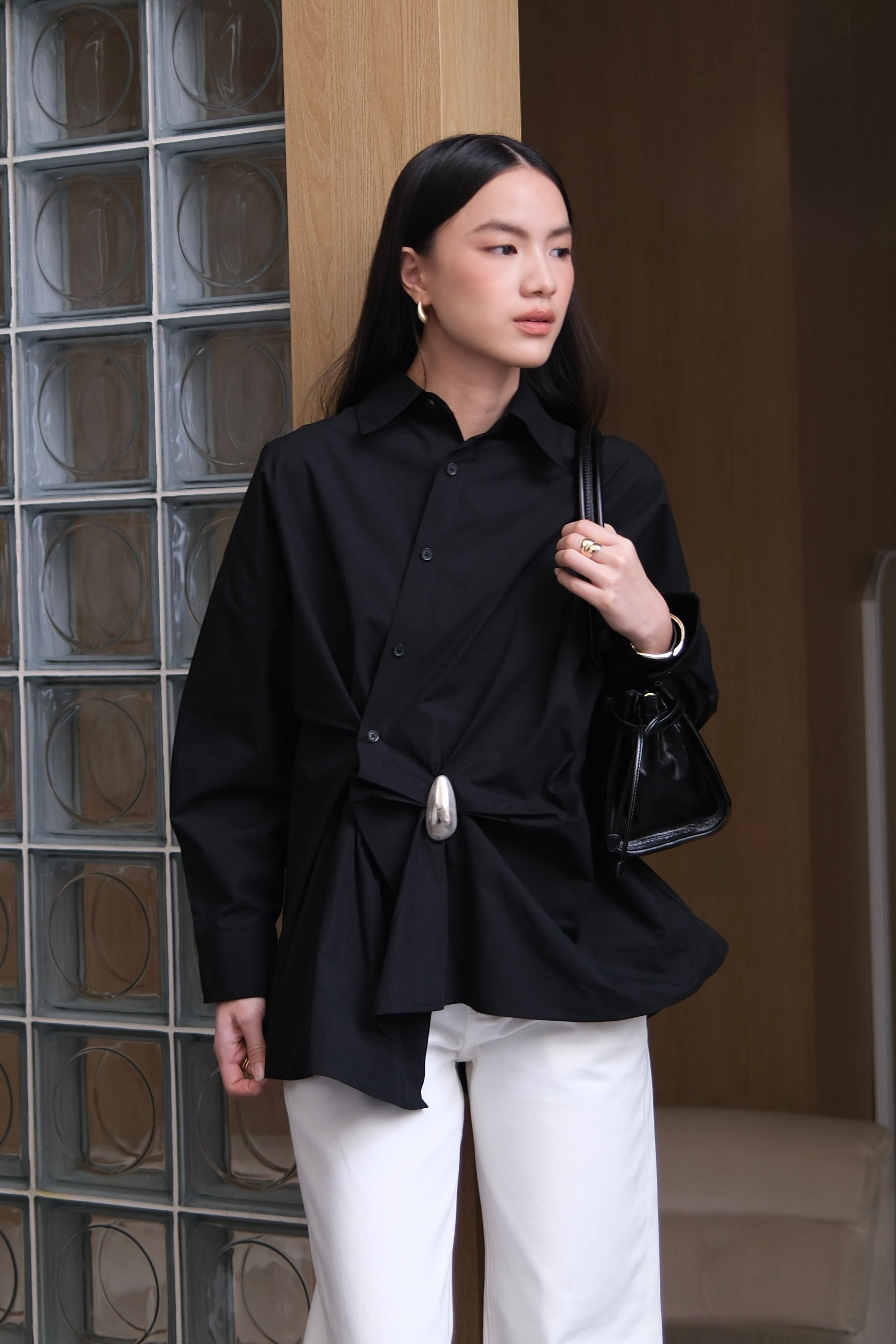 Sculpt Shirt - Kemeja Wanita Asimetris Aksen Hardware Gaya High Fashion