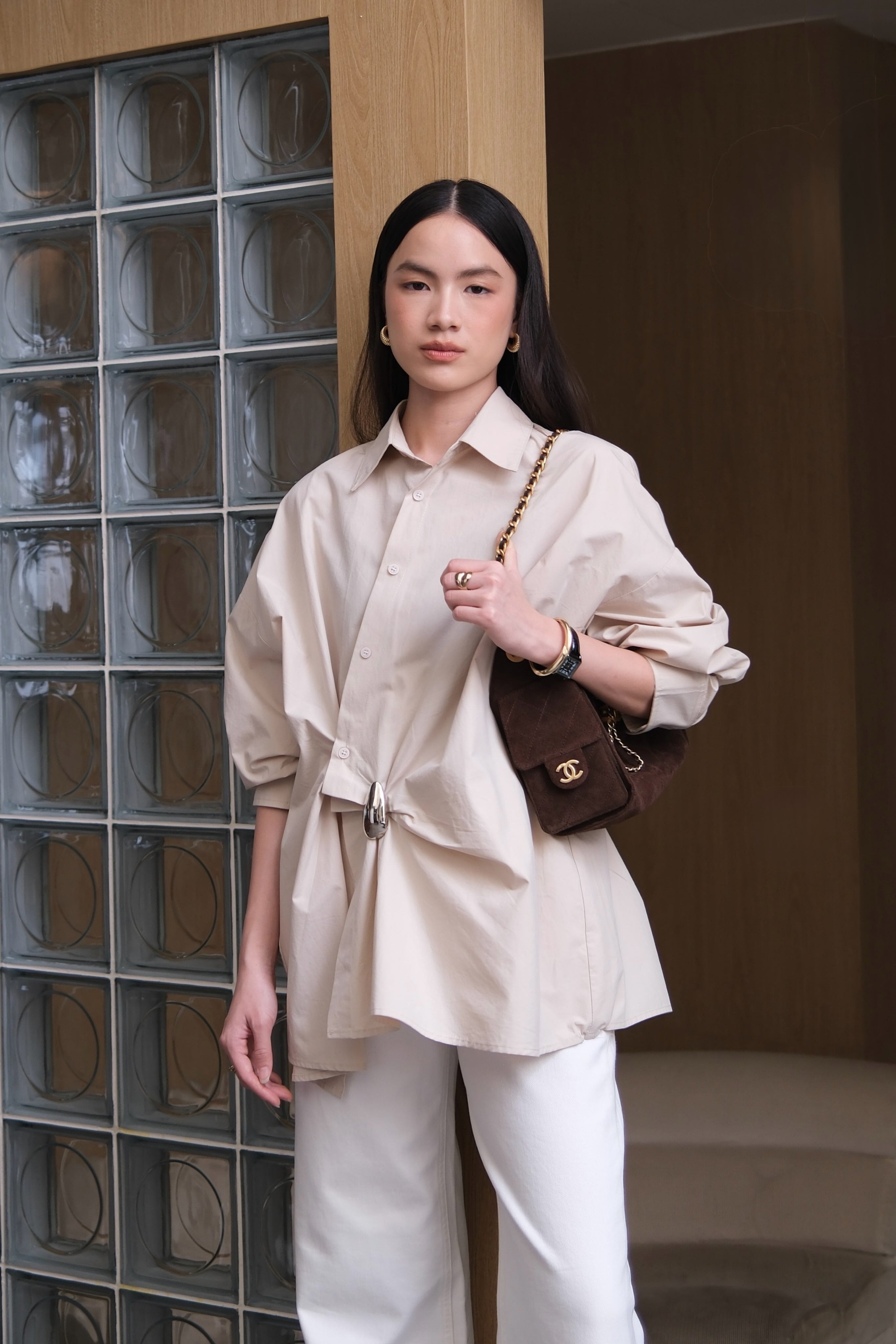 Sculpt Shirt - Kemeja Wanita Asimetris Aksen Hardware Gaya High Fashion