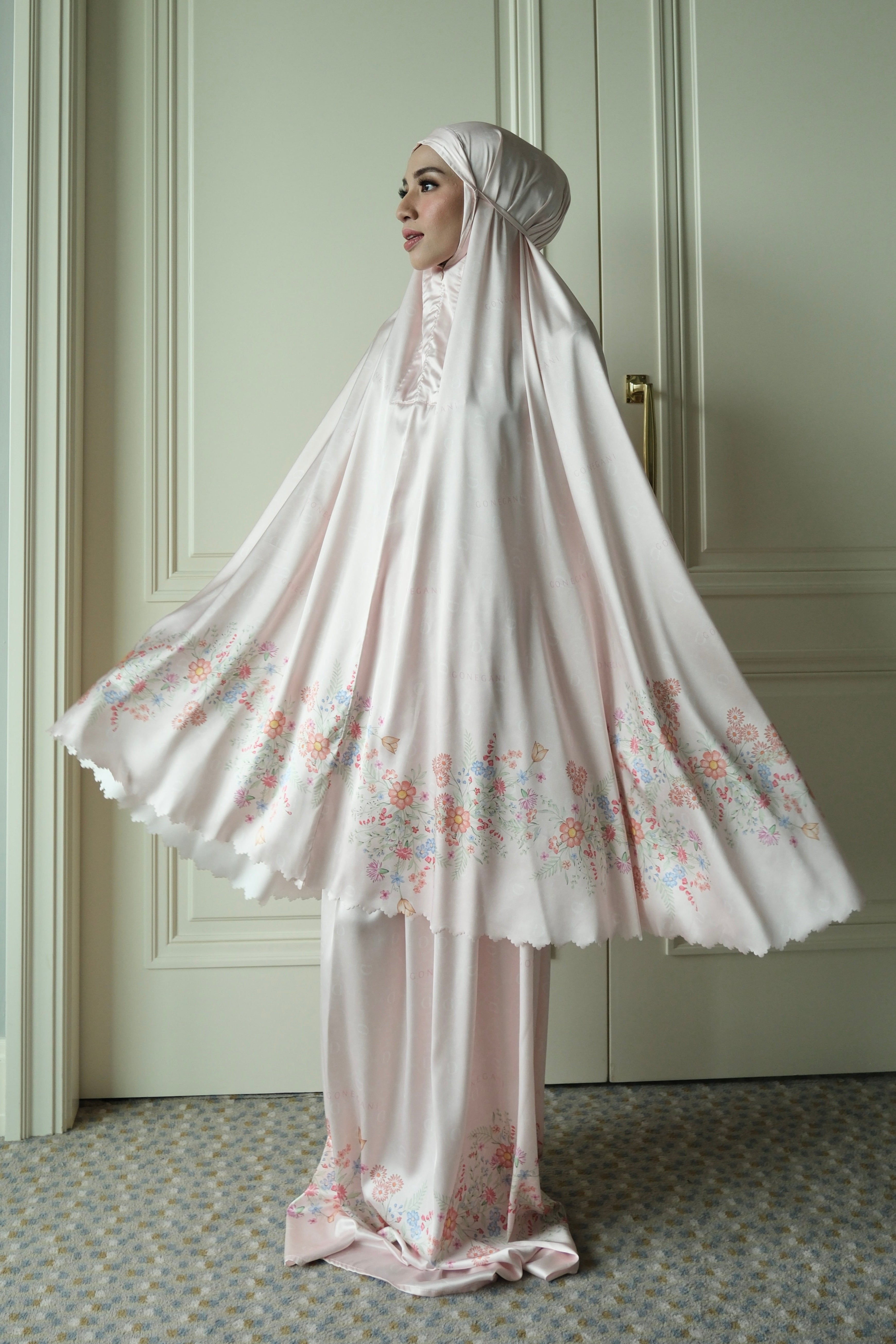 Almira Mukena - Soft Peach - Mukena Motif Bunga Bahan Armany Silk - PS3904930