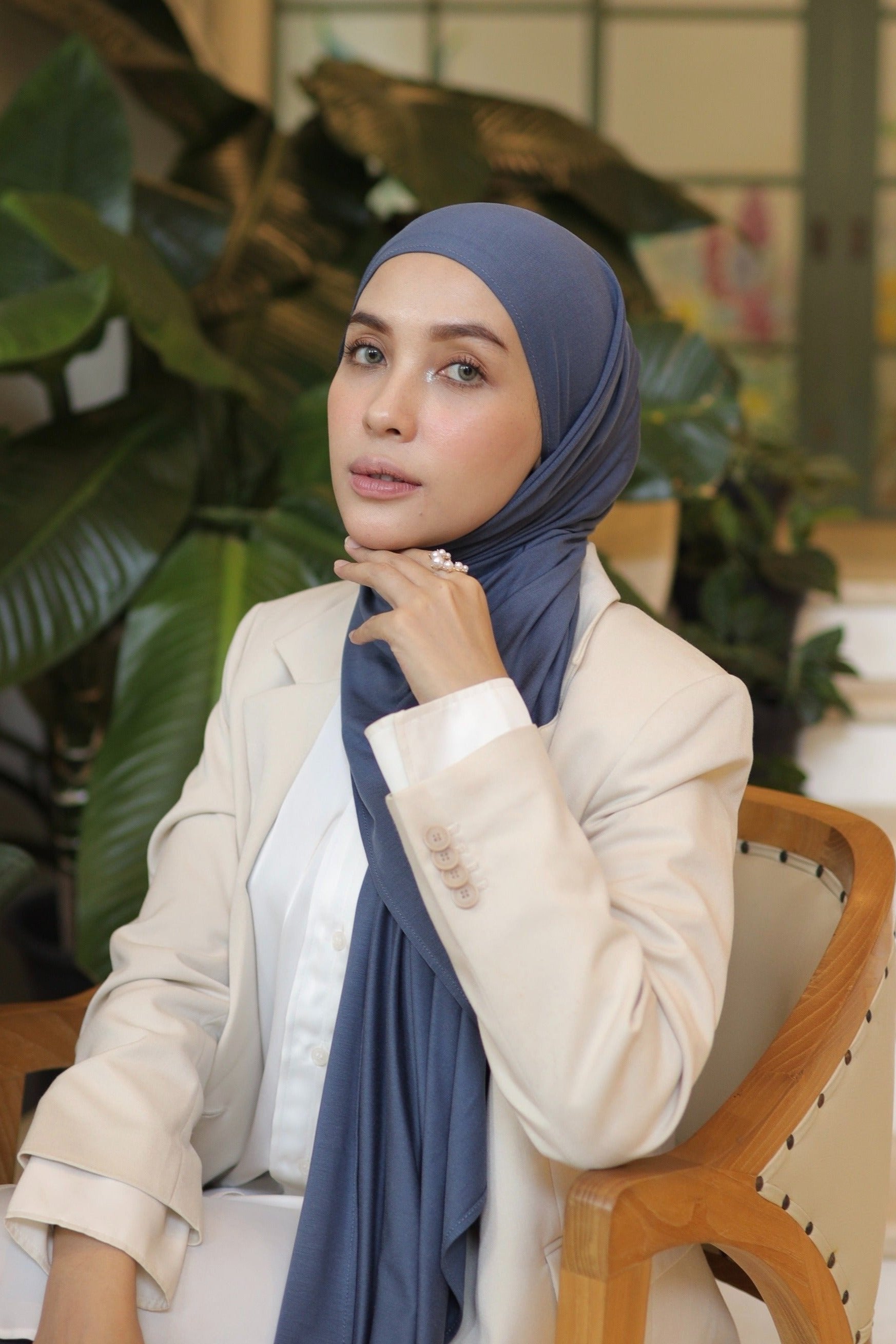 Meeda Shawl - True Navy - Hijab Kolaborasi Gonegani x Hamidah Rachmayanti