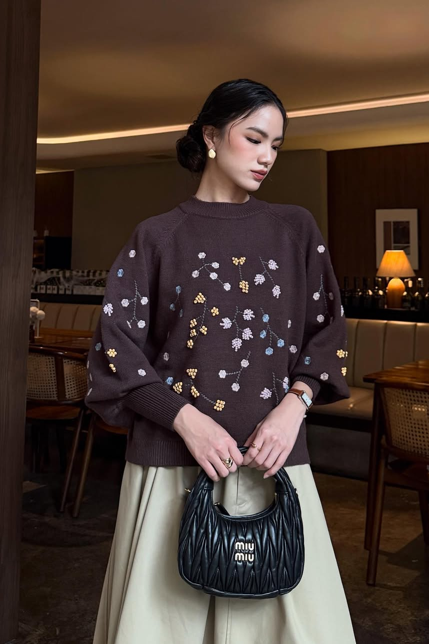 Wuji Signature Sweater - Sweater Signature Wanita Timeless Bermotif
