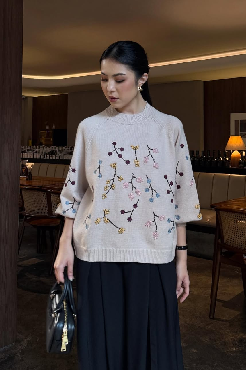 Wuji Signature Sweater - Sweater Signature Wanita Timeless Bermotif