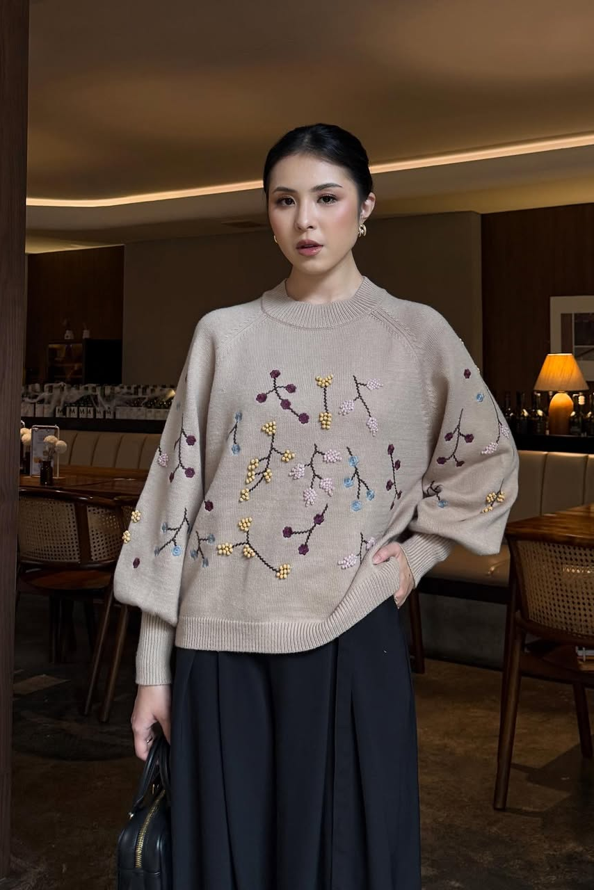 Wuji Signature Sweater - Sweater Signature Wanita Timeless Bermotif