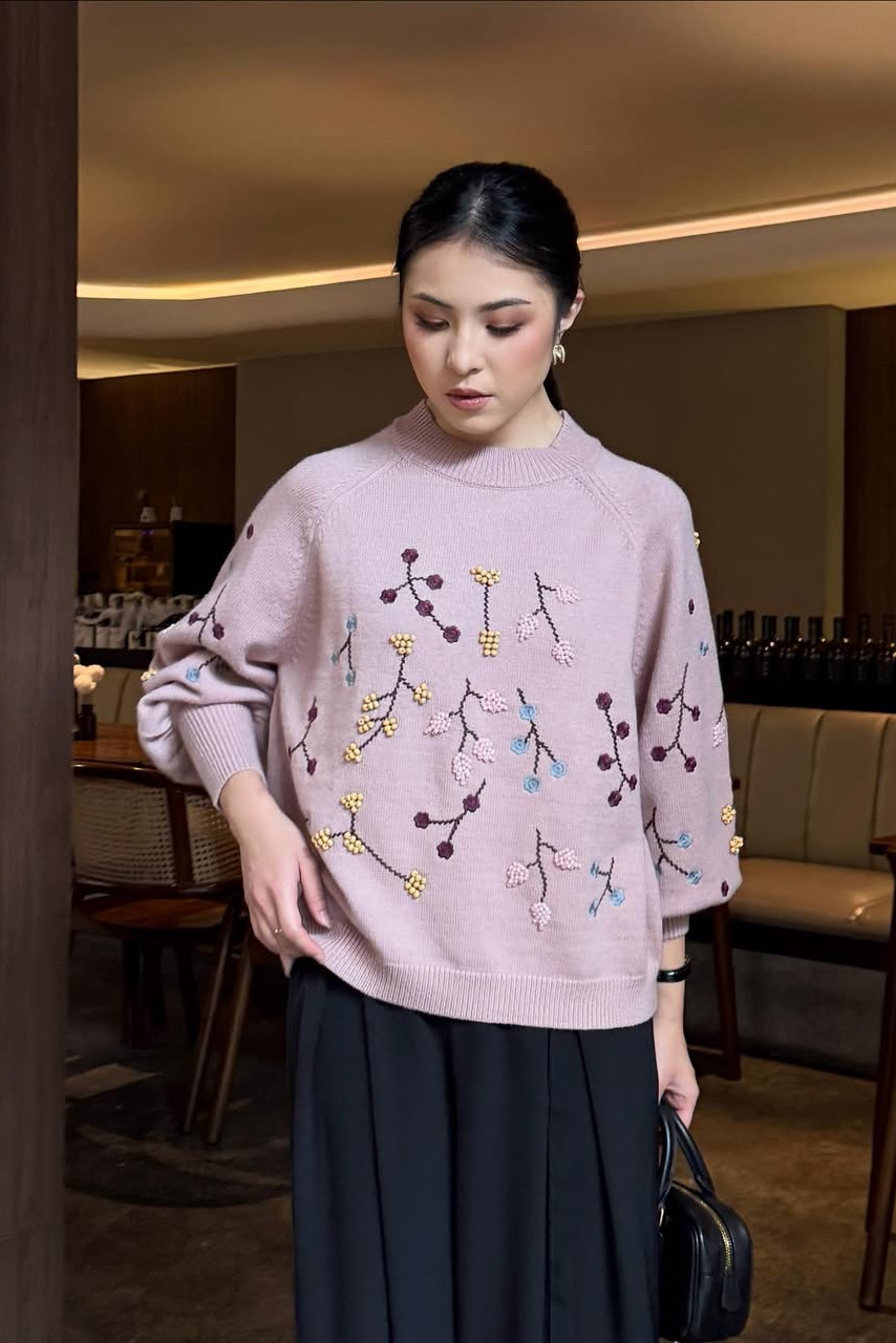 Wuji Signature Sweater - Sweater Signature Wanita Timeless Bermotif